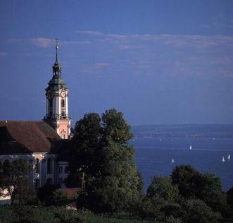 Blick zur Wallfahrtskirche Birnau und über den Bodensee