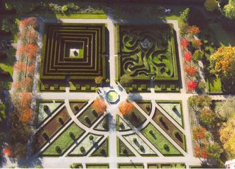 Luftansicht Garten und Labyrinth von Kloster und Schloss Salem