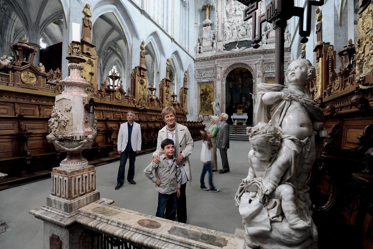 Besucher im Münster von Kloster und Schloss Salem