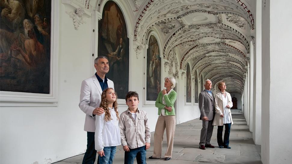 Besucher im Bernhardusgang von Kloster und Schloss Salem