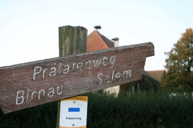 Beschilderung des Prälatenweges am Kloster und Schloss Salem