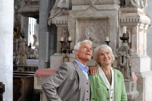 Besucher im Münster von Kloster und Schloss Salem