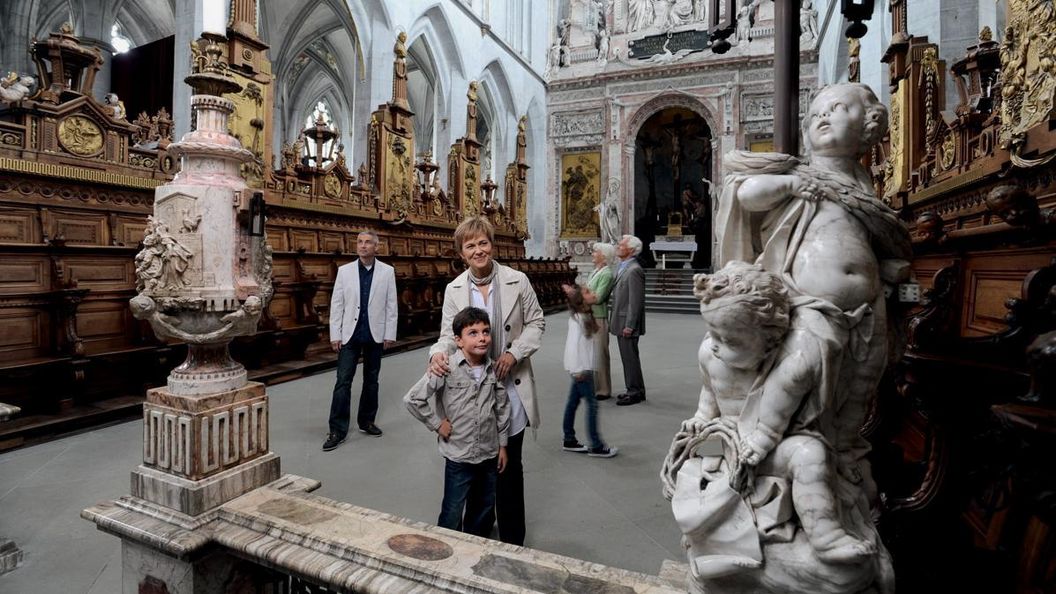 Besucher im Münster von Kloster und Schloss Salem