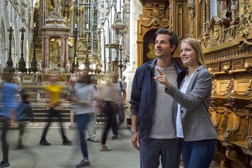 Besucher im Münster von Kloster und Schloss Salem