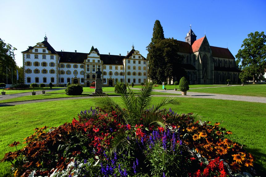 Kloster und Schloss Salem, Prälatur, davor Blumenbeet