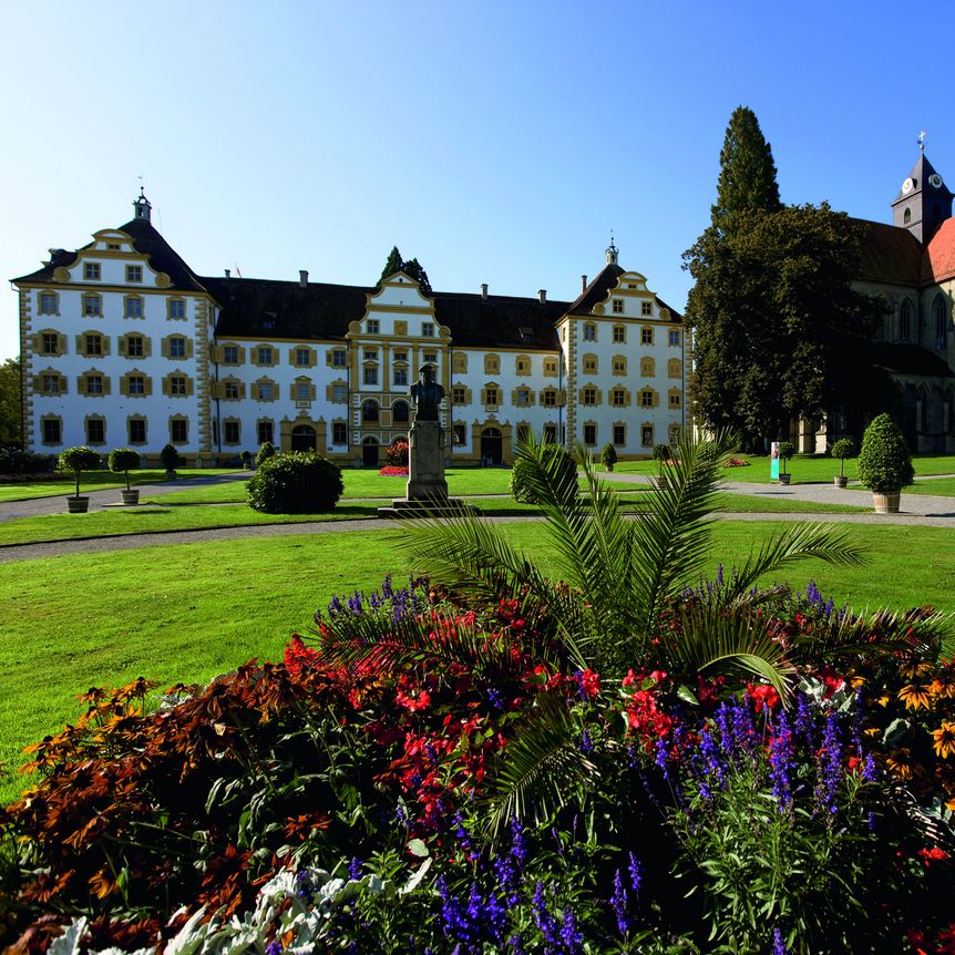 Kloster und Schloss Salem, Prälatur, davor Blumenbeet