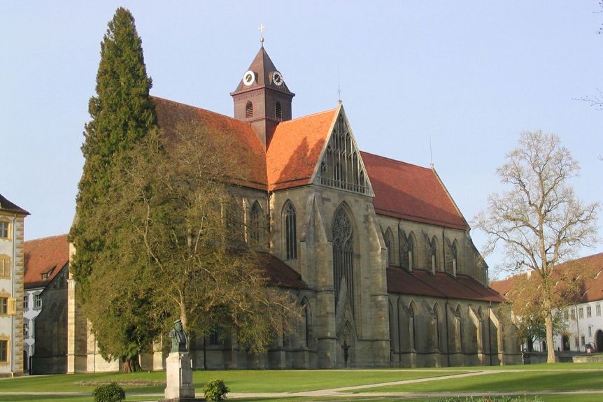 Kloster und Schloss Salem, Klosterkirche mit Dachreiter, Spitzbogenfenstern und kreuzförmigem Grundriss