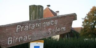 Beschilderung des Prälatenweges am Kloster und Schloss Salem