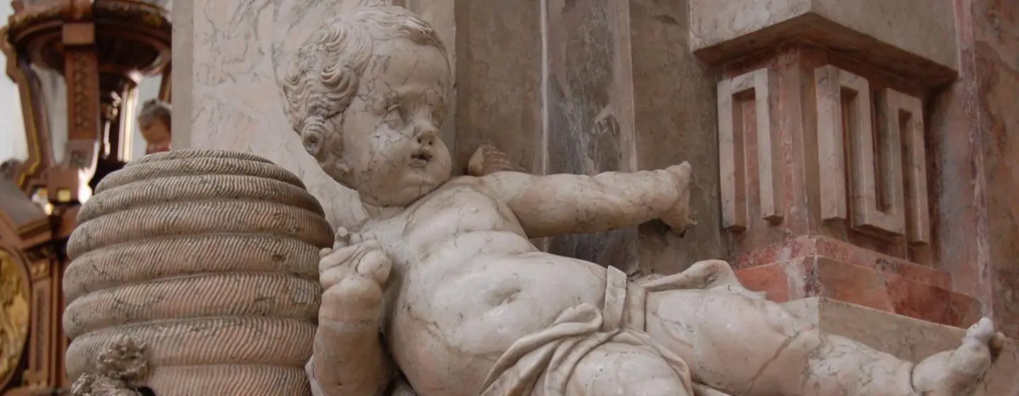 Monastère et Château de Salem, ange tâte-miel dans la cathédrale