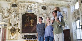 Besucherinnen und Besucher in Schloss Salem