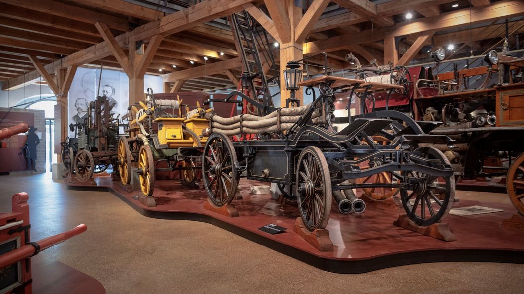 Kloster und Schloss Salem, Innenansicht des Feuerwehrmuseums mit historischen Löschfahrzeugen