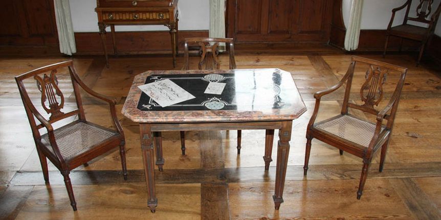 Tisch mit Scagliola-Technik (aus dem Sammlungsbestand des Badisches Landesmuseum Karlsruhe, Inventarnummer 2010/886 ) im Schlafzimmer von Kloster und Schloss Salem