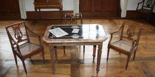 Tisch mit Scagliola-Technik (aus dem Sammlungsbestand des Badisches Landesmuseum Karlsruhe, Inventarnummer 2010/886 ) im Schlafzimmer von Kloster und Schloss Salem