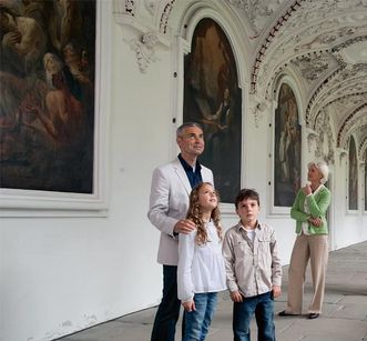 Besucher im Bernhardusgang von Kloster und Schloss Salem