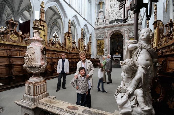 Besucher im Münster von Kloster und Schloss Salem