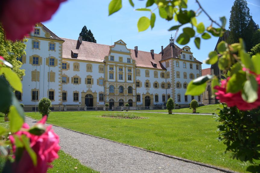 Kloster und Schloss Salem, außen, Schloss umringt von Blumen