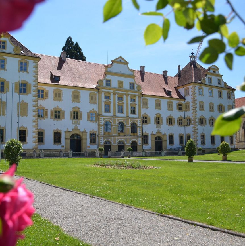 Kloster und Schloss Salem, außen, Schloss umringt von Blumen