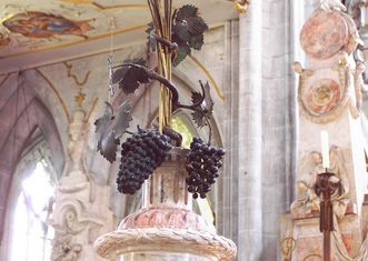 Weinrebe an einem Altar im Salemer Münster